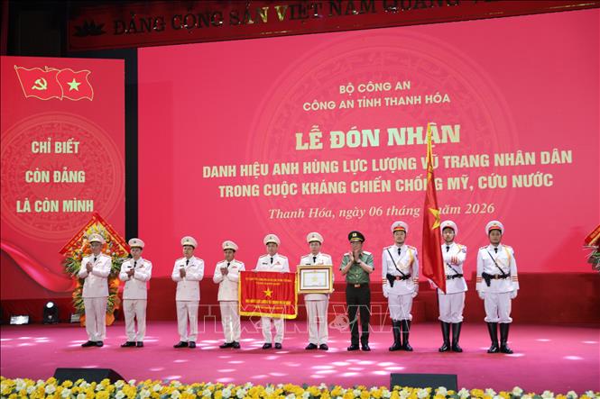 Đại tướng Lương Tam Quang, Uỷ viên Bộ Chính trị, Bí thư Đảng uỷ Công an Trung ương, Bộ trưởng Bộ Công an, thừa uỷ quyền của Chủ tịch nước trao Danh hiệu Anh hùng lực lượng vũ trang nhân dân trong cuộc kháng chiến chống Mỹ, cứu nước tặng Công an tỉnh Thanh Hóa. Ảnh Nguyễn Nam - TTXVN