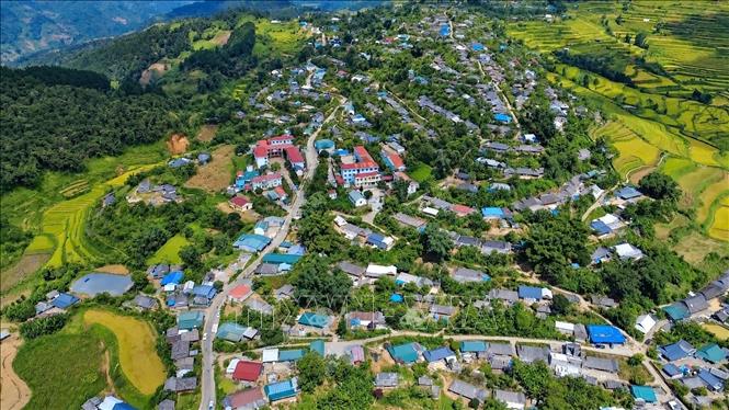 Khung cảnh bản của người Mông nằm sát những thửa ruộng bậc thang ở Tả Lèng. Ảnh: Nguyễn Oanh - TTXVN