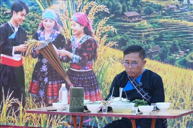 Thầy cúng thực hiện nghi thức trong Lễ cúng cơm mới tại lẽ hội. Ảnh: Nguyễn Oanh - TTXVN