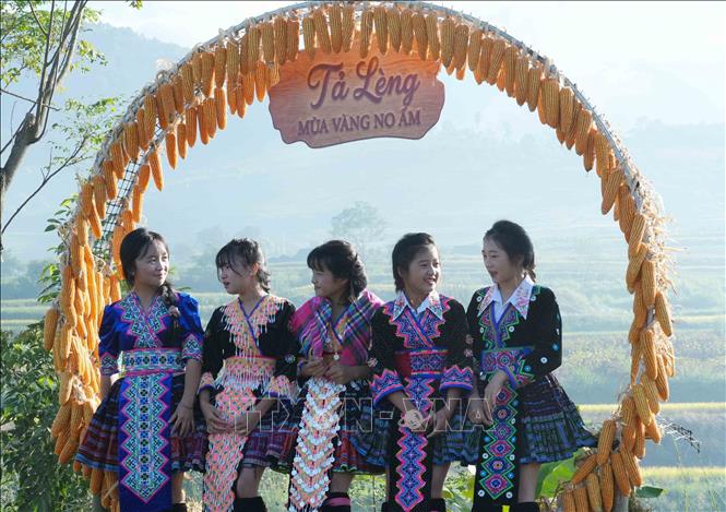 Thiếu nữ Mông với trang phục truyền thống đi chơi Ngày hội “Mùa vàng Tả Lèng - Hương lúa giữa non cao”. Ảnh: Nguyễn Oanh - TTXVN