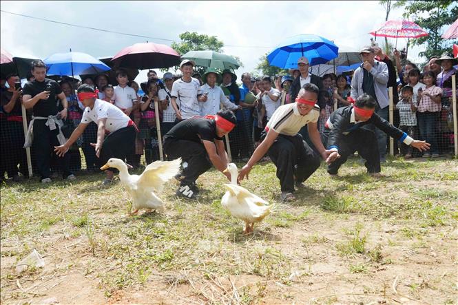 Người dân tham gia trò chơi bịt mắt bắt vịt tại ngày hội. Ảnh: Nguyễn Oanh - TTXVN