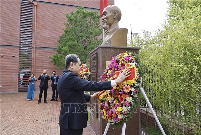 Chủ tịch Quốc hội Trần Thanh Mẫn dâng hoa tại Tượng đài Chủ tịch Hồ Chí Minh trong Đại sứ quán Việt Nam tại Hàn Quốc. Ảnh: Doãn Tấn - TTXVN 