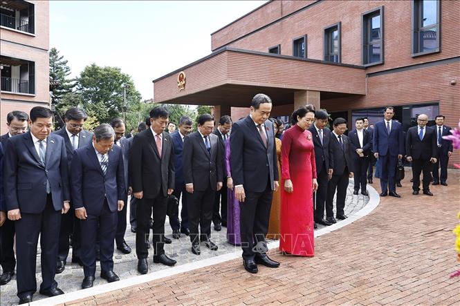 Chủ tịch Quốc hội Trần Thanh Mẫn và Phu nhân cùng Đoàn đại biểu cấp cao Việt Nam dâng hoa tại Tượng đài Chủ tịch Hồ Chí Minh trong Đại sứ quán Việt Nam tại Hàn Quốc. Ảnh: Doãn Tấn - TTXVN 