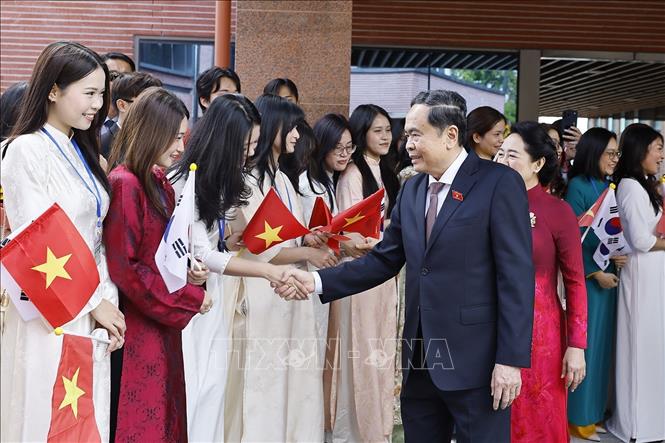 Chủ tịch Quốc hội Trần Thanh Mẫn và Phu nhân gặp gỡ cán bộ Đại sứ quán và cộng đồng người Việt Nam tại Hàn Quốc. Ảnh: Doãn Tấn - TTXVN 