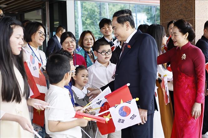 Chủ tịch Quốc hội Trần Thanh Mẫn và Phu nhân gặp gỡ cán bộ Đại sứ quán và cộng đồng người Việt Nam tại Hàn Quốc. Ảnh: Doãn Tấn - TTXVN 