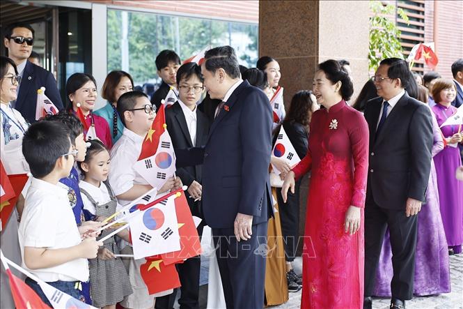 Chủ tịch Quốc hội Trần Thanh Mẫn và Phu nhân gặp gỡ cán bộ Đại sứ quán và cộng đồng người Việt Nam tại Hàn Quốc. Ảnh: Doãn Tấn - TTXVN 