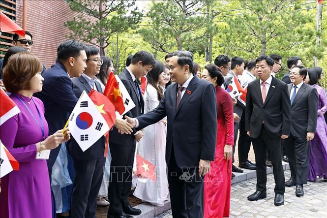 Chủ tịch Quốc hội Trần Thanh Mẫn và Phu nhân gặp gỡ cán bộ Đại sứ quán và cộng đồng người Việt Nam tại Hàn Quốc. Ảnh: Doãn Tấn - TTXVN 