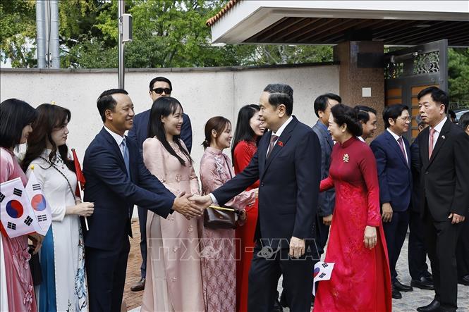 Chủ tịch Quốc hội Trần Thanh Mẫn và Phu nhân gặp gỡ cán bộ Đại sứ quán và cộng đồng người Việt Nam tại Hàn Quốc. Ảnh: Doãn Tấn - TTXVN 