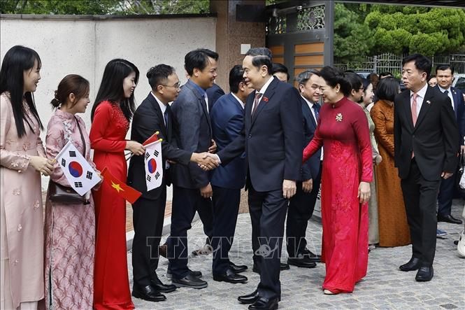 Chủ tịch Quốc hội Trần Thanh Mẫn và Phu nhân gặp gỡ cán bộ Đại sứ quán và cộng đồng người Việt Nam tại Hàn Quốc. Ảnh: Doãn Tấn - TTXVN 