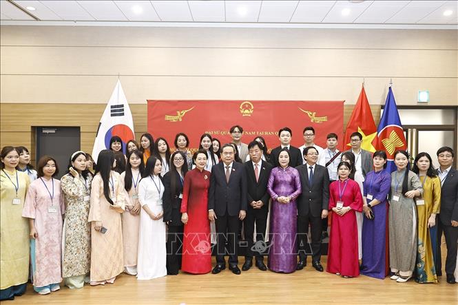 Chủ tịch Quốc hội Trần Thanh Mẫn với đại diện cộng đồng người Việt Nam tại Hàn Quốc. Ảnh: Doãn Tấn - TTXVN