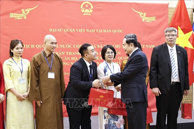 Chủ tịch Quốc hội Trần Thanh Mẫn tặng quà lưu niệm đại diện cộng đồng người Việt Nam tại Hàn Quốc. Ảnh: Doãn Tấn - TTXVN