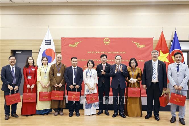 Chủ tịch Quốc hội Trần Thanh Mẫn tặng quà lưu niệm đại diện cộng đồng người Việt Nam tại Hàn Quốc. Ảnh: Doãn Tấn - TTXVN