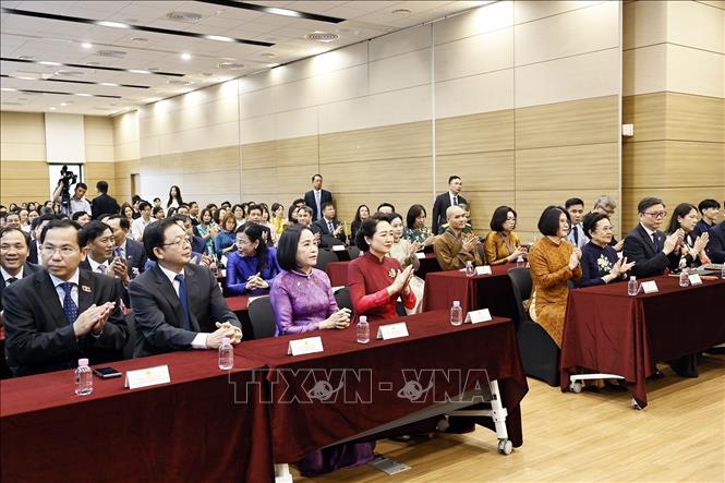 Đoàn đại biểu cấp cao Việt Nam gặp gỡ cán bộ Đại sứ quán và cộng đồng người Việt Nam tại Hàn Quốc. Ảnh: Doãn Tấn - TTXVN