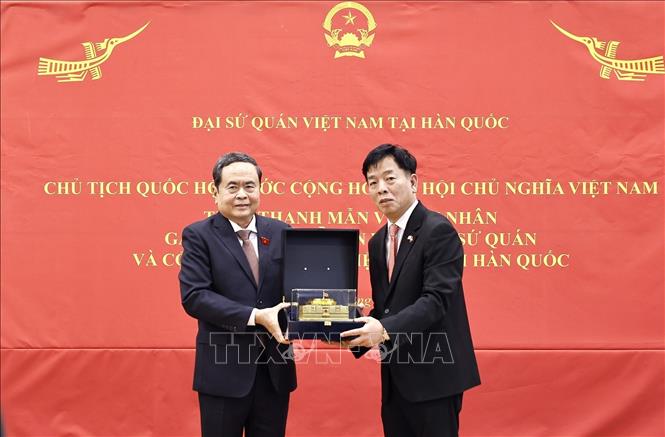 Chủ tịch Quốc hội Trần Thanh Mẫn tặng quà lưu niệm Đại sứ quán Việt Nam tại Hàn Quốc. Ảnh: Doãn Tấn - TTXVN