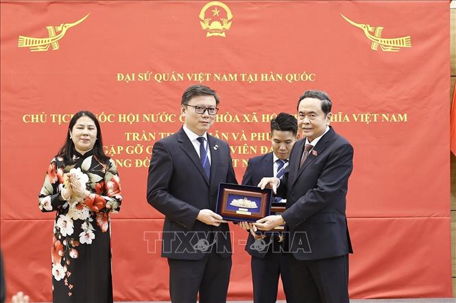 Chủ tịch Quốc hội Trần Thanh Mẫn tặng quà lưu niệm đại diện cộng đồng người Việt Nam tại Hàn Quốc. Ảnh: Doãn Tấn - TTXVN