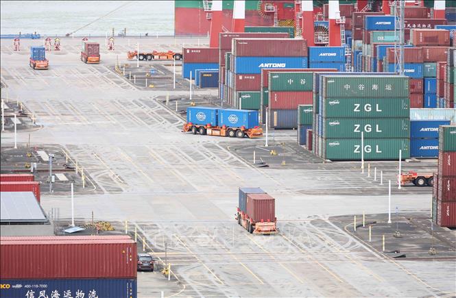 Hệ thống vận chuyển container tự hành tại Cảng tự động hoàn toàn giai đoạn IV, thuộc cảng Quảng Châu (Trung Quốc). Ảnh: Công Tuyên - PV TTXVN tại Trung Quốc