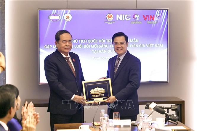 Chủ tịch Quốc hội Trần Thanh Mẫn tặng quà lưu niệm cho Mạng lưới Đổi mới sáng tạo và chuyên gia Việt Nam tại Hàn Quốc. Ảnh: Doãn Tấn - TTXVN
