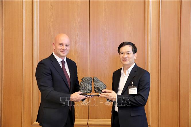 Phó Bí thư Thành uỷ Quảng Ninh Vũ Quyết Tiến tặng quà lưu niệm cho ông Leon Soulier, Giám đốc điều hành mảng hệ thống đường sắt trọn gói của Siemens Mobility GmbH - một bộ phận của Tập đoàn Siemens chuyên về vận tải đường sắt. Ảnh: TTXVN phát