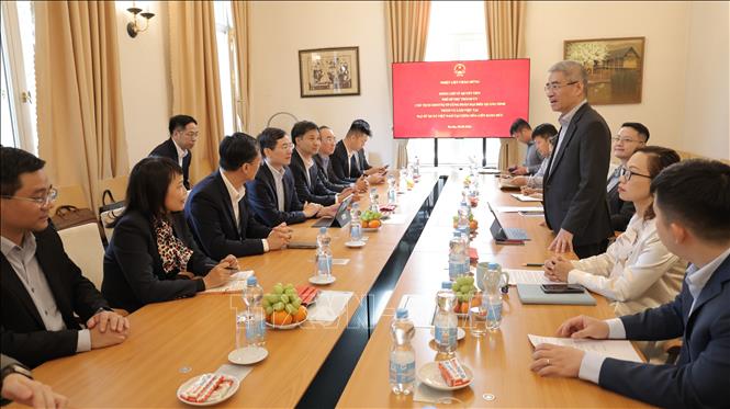 Đại sứ Việt Nam tại Đức Nguyễn Đắc Thành tiếp đoàn công tác thành phố Quảng Ninh. Ảnh: Thu Hằng - PV TTXVN tại Đức