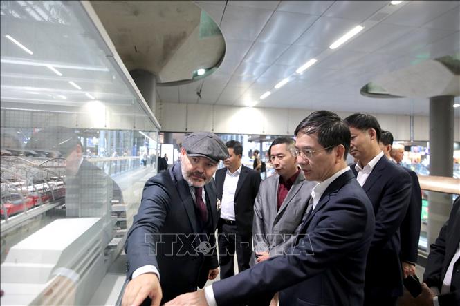 Đoàn công tác thành phố Quảng Ninh khảo sát Nhà ga trung tâm Berlin. Ảnh: TTXVN phát