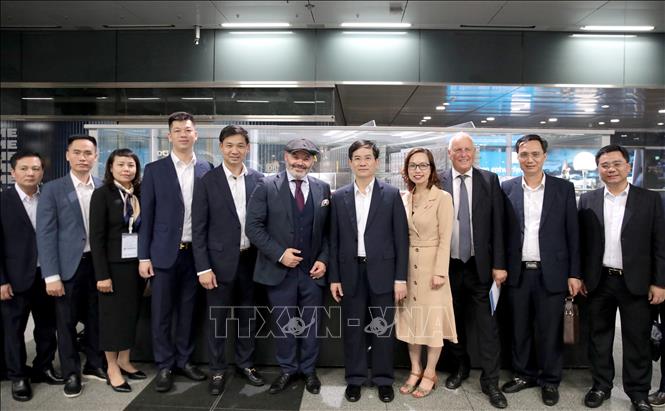Đoàn công tác thành phố Quảng Ninh khảo sát Nhà ga trung tâm Berlin. Ảnh: TTXVN phát