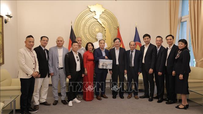 Phó Bí thư Thành uỷ Quảng Ninh Vũ Quyết Tiến tặng quà cho đại diện Hội đồng hương Quảng Ninh tại Đức. Ảnh: Thu Hằng - PV TTXVN tại Đức
