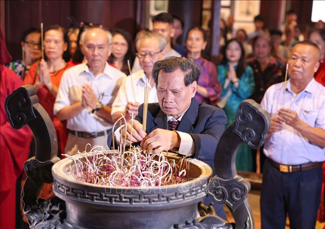 Dòng họ Nguyễn Đông Tác dâng hương tưởng niệm cụ Tổ đời thứ 8 - Loại Am - Hoàng giáp - Tế tửu Quốc Tử Giám Nguyễn Trù - người thầy đã đào tạo nhiều danh nhân cho đất nước, có công lớn trong sự nghiệp trồng người. Ảnh: Thanh Tùng - TTXVN 