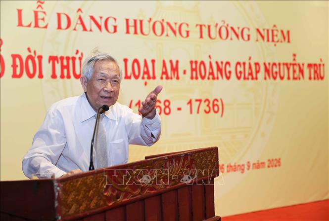 Nhà giáo Nguyễn Trà ôn lại thân thế và sự nghiệp của Cụ Nguyễn Trù đối với dòng họ, quê hương, đất nước. Ảnh: Thanh Tùng - TTXVN