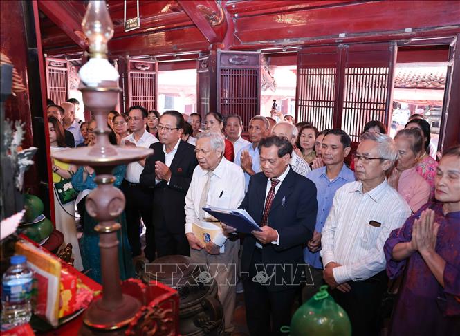 Dòng họ Nguyễn Đông Tác dâng hương tại Văn Miếu - Quốc Tử Giám (Hà Nội). Ảnh: Thanh Tùng - TTXVN 