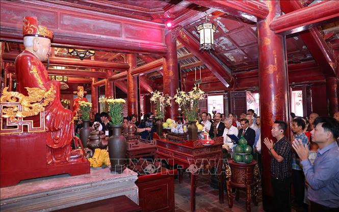 Dòng họ Nguyễn Đông Tác dâng hương tại Văn Miếu - Quốc Tử Giám (Hà Nội). Ảnh: Thanh Tùng - TTXVN 