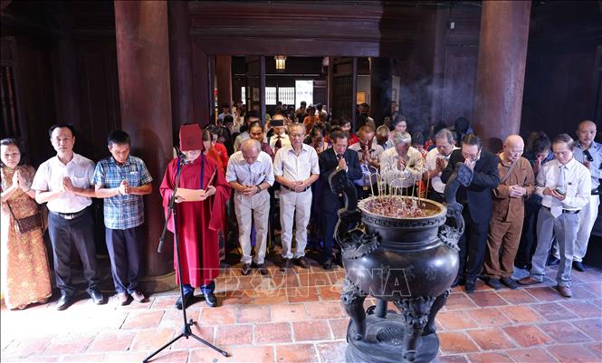 Dòng họ Nguyễn Đông Tác dâng hương tưởng niệm cụ Tổ đời thứ 8 - Loại Am - Hoàng giáp - Tế tửu Quốc Tử Giám Nguyễn Trù - người thầy đã đào tạo nhiều danh nhân cho đất nước, có công lớn trong sự nghiệp trồng người. Ảnh: Thanh Tùng - TTXVN 