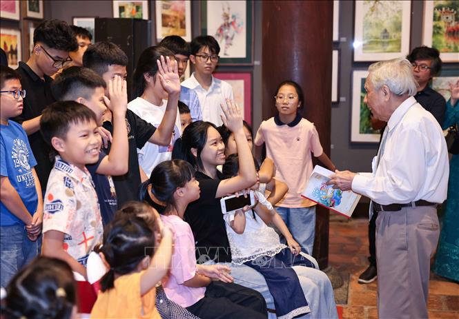 Nhà giáo Nguyễn Trà nói về thân thế và sự nghiệp của Cụ Hoàng Giáp - Tế tửu Quốc Tử Giám Nguyễn Trù, cụ Tổ đời thứ 8 của dòng họ Nguyễn Đông Tác với con cháu. Ảnh: Thanh Tùng - TTXVN 