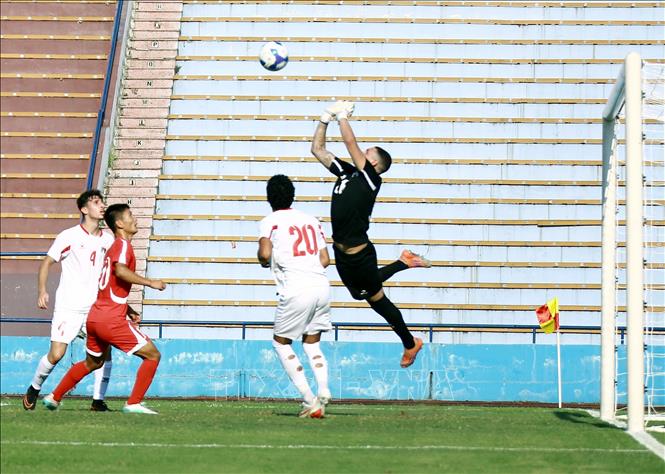 Thủ thành U20 Palestine trổ tài cứu thua trước sức ép của U20 Triều Tiên. Ảnh: Tạ Toàn – TTXVN