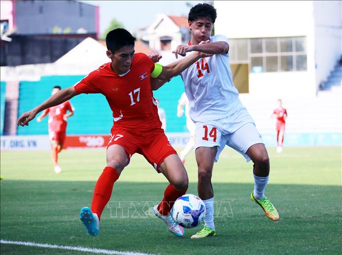 Các cầu thủ U20 Triều Tiên chủ động đẩy cao đội hình, gây sức ép lên phần sân đối phương. Ảnh: Tạ Toàn – TTXVN