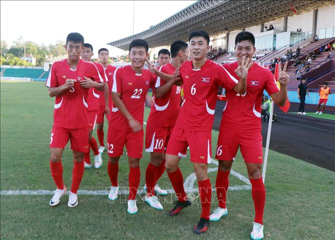 Niềm vui của các cầu thủ U20 Triều Tiên sau khi ghi bàn nâng tỷ số lên 4-0. Ảnh: Tạ Toàn – TTXVN
