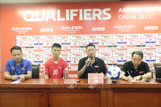 Huấn luyện viên U20 Triều Tiên trả lời câu hỏi của phóng viên tại cuộc họp báo sau trận đấu. Ảnh: Tạ Toàn – TTXVN