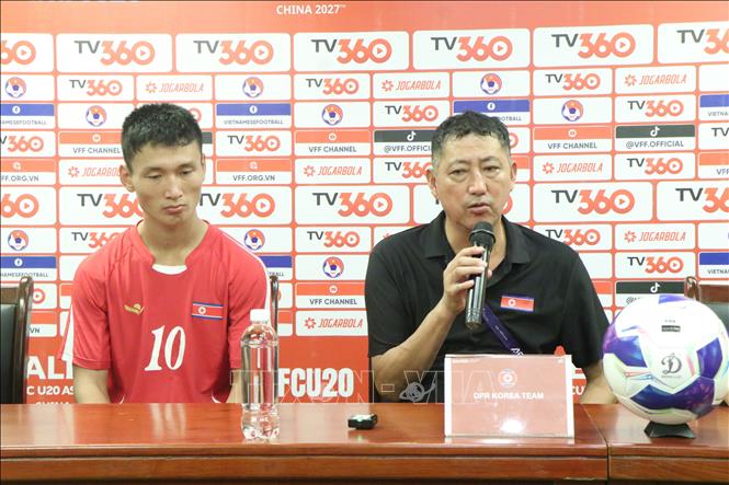 Huấn luyện viên U20 Triều Tiên hài lòng với màn trình diễn và tinh thần thi đấu của toàn đội, tại cuộc họp báo sau trận đấu. Ảnh: Tạ Toàn – TTXVN  