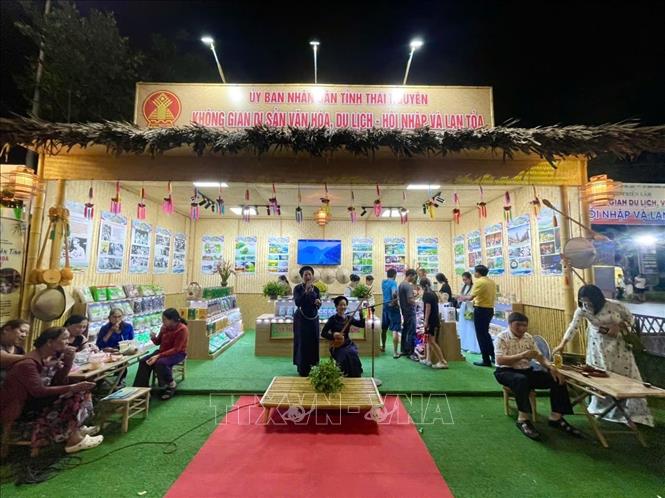 Quảng bá văn hóa tỉnh Thái Nguyên tại Triển lãm. Ảnh: Sỹ Thắng - TTXVN