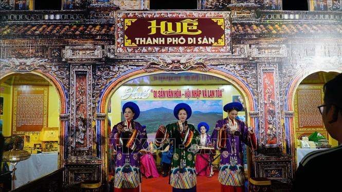 Đặc sắc nét văn hóa Huế tại Triển lãm. Ảnh: Sỹ Thắng - TTXVN