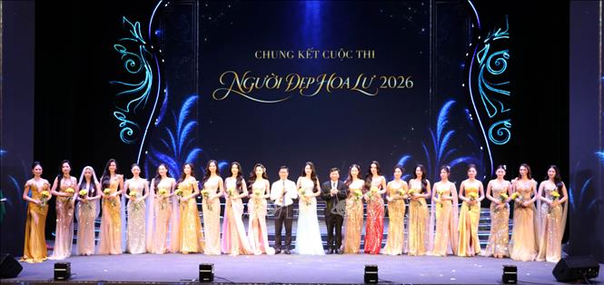 Ban Tổ chức tặng hoa top 20 cuộc thi “Người đẹp Hoa Lư” năm 2026. Ảnh: Thùy Dung - TTXVN