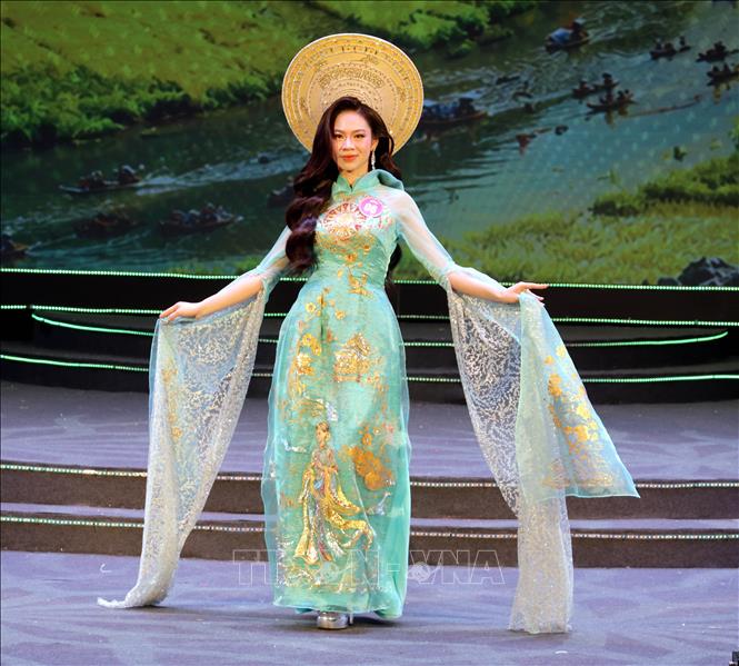 Các thí sinh tranh tài ở phần thi Trình diễn trang phục áo dài Việt Nam tại cuộc thi “Người đẹp Hoa Lư” năm 2026. Ảnh: Thùy Dung - TTXVN