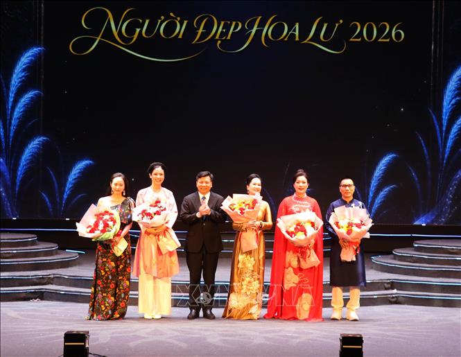 Ban Tổ chức tặng hoa Ban giám khảo cuộc thi “Người đẹp Hoa Lư” năm 2026. Ảnh: Thùy Dung - TTXVN