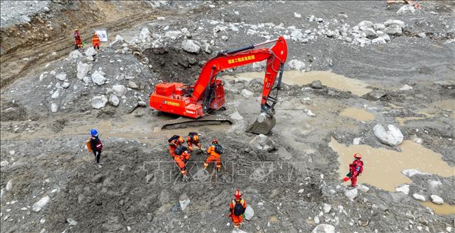 Lực lượng cứu hộ làm nhiệm vụ tại khu vực bị ảnh hưởng bởi lũ quét ở Khu tự trị Tây Tạng, Trung Quốc, ngày 6/9/2026. Ảnh: THX/TTXVN phát