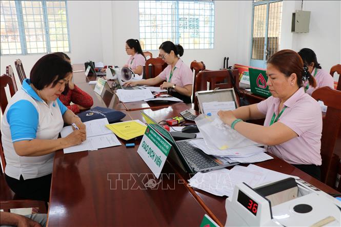 Phòng Giao dịch Ngân hàng Chính sách xã hội Tiểu Cần giao dịch với khách hàng. Ảnh: Thanh Hòa - TTXVN