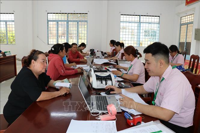 Phòng Giao dịch Ngân hàng Chính sách xã hội Tiểu Cần giao dịch với khách hàng. Ảnh: Thanh Hòa - TTXVN