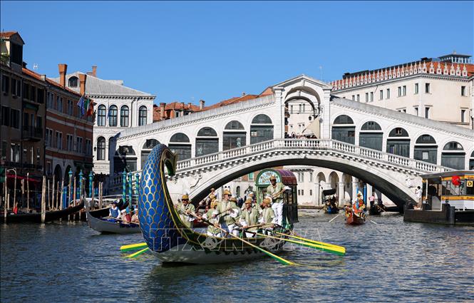Người dân chèo thuyền qua cầu Rialto trong lễ hội đua thuyền Regata Storica ở thành phố Venice, Italy, ngày 6/9/2026. Ảnh: THX/TTXVN phát