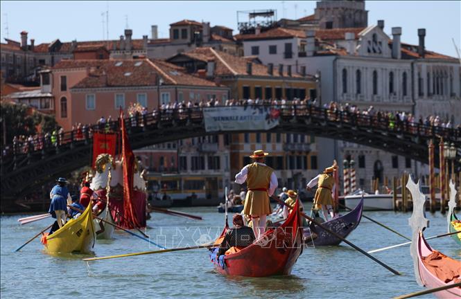 Người dân tham gia lễ hội đua thuyền Regata Storica ở thành phố Venice, Italy, ngày 6/9/2026. Ảnh: THX/TTXVN phát