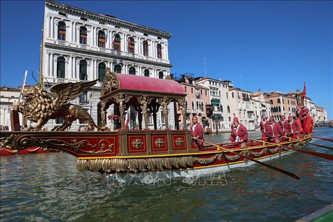 Người dân tham gia lễ hội đua thuyền Regata Storica ở thành phố Venice, Italy, ngày 6/9/2026. Ảnh: THX/TTXVN phát