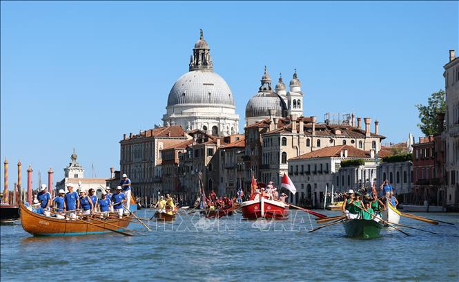 Người dân tham gia lễ hội đua thuyền Regata Storica ở thành phố Venice, Italy, ngày 6/9/2026. Ảnh: THX/TTXVN phát