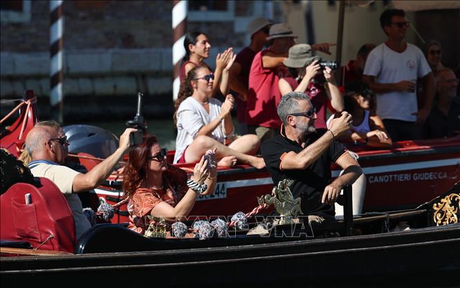 Du khách trên một chiếc thuyền gondola theo dõi cuộc đua thuyền Regata Storica tại Venice, Italy, ngày 6/9/2026. Ảnh: THX/TTXVN phát